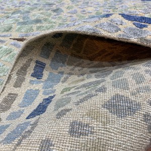 Tapis moderne abstrait en mosaïque noué à la main, motif géométrique vert et bleu, en verre teinté, laine et soie, avec franges - Product Image 3