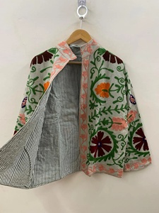 Veste d'hiver réversible brodée en velours Suzani avec doublure en coton, style bohème, vêtement indien - Product Image 3
