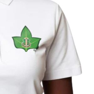 เสื้อโปโลสีขาว AKA Ivy Crest แขนสั้นสำหรับผู้หญิง ปักลายที่ปกเสื้อ สไตล์ลำลอง เหมาะสำหรับเล่นกอล์ฟ พร้อมโลโก้รูปโล่สีเขียว - Product Image 2
