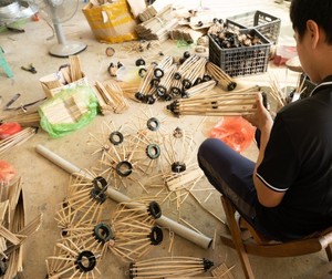 Lanternes en bambou écologiques colorées avec un motif floral peint, doublure en rotin pour la décoration extérieure de la maison - Product Image 4