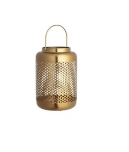Lanterne en métal traditionnelle avec détails artistiques pour la décoration culturelle de la maison et un éclairage élégant - Product Image 1