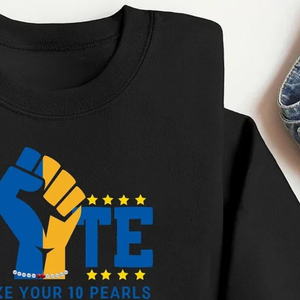 Sudadera personalizada VOTE negra para mujer, con estampado gráfico de la hermandad griega Sigma Gamma Rho, cuello redondo, estilo casual, de forro polar. - Product Image 2