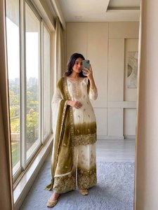 Ensemble Kurti et Palazzo Évasé en Georgette Blanc et Vert Olive, Tenue de Fête, Robe Ethnique Fantaisie Lourde pour Femme, Spécial Soirée - Product Image 5