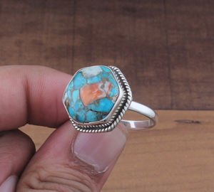 Bague en argent sterling classique avec pierre précieuse rectangulaire en turquoise naturelle et cuivre, sertie clos, vente en gros pour fêtes - Product Image 3
