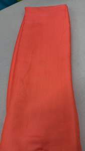 Tissu en soie Dola teint en masse de qualité supérieure, couleur orange corail, 44 pouces, vente en gros, idéal pour confectionner des kurtis, des costumes et des saris unis pour femmes. - Product Image 3