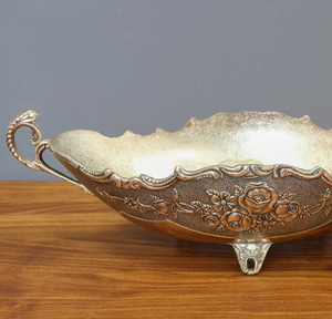Cuenco vintage plateado con relieve floral y asas ornamentadas, plato central de metal antiguo, recipiente de mesa festoneado, doble. - Product Image 3