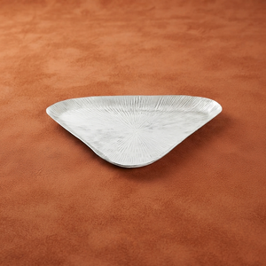 Elegante Bandeja Triangular Plateada con Acabado Texturizado Radiante de Rayos de Sol, de Alta Calidad, Perfecta para Decoración de Mesas Modernas - Product Image 1