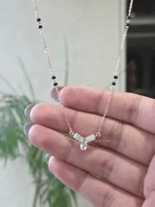 Collier en diamant de laboratoire Pear, 0,90 ct, certifié IGI, or rose, pendentif trois pierres avec accent baguette, luxe pour femme - Product Image 2