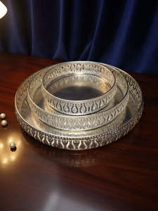 Bandeja Redonda Decorativa de Metal con Base de Espejo Plateada y Borde de Rejilla Metálica Recortada, para Mesa de Centro y Tocador - Product Image 5
