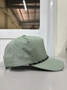 Gorra de Béisbol Transpirable con Perforaciones Láser y Diseño Personalizado, 5 Paneles, Perfil Medio con Cuerda, Fabricada en Vietnam - Product Image 2