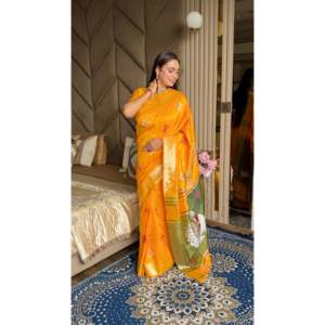 Sari en soie douce orange Ikkat Patola avec bordure en zari doré et pallu en motif de paon Meenakari pour les mariages - Product Image 4