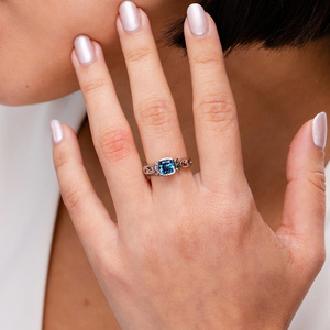 Anillo Vintage con Gema Azul Corte Cojín y Filigrana en Oro de 10K, 14K, 18K y Plata 925, 935 - Joyería Fina Inspirada en la Naturaleza - Product Image 2