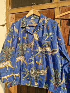 Ensemble pyjama en coton imprimé Royal Jungle Safari pour femme, chemise à manches longues et pantalon, ensemble de détente avec pochette - Product Image 2