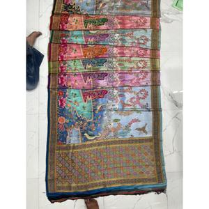 Sari en soie imprimé élégant avec motifs traditionnels jaunes, roses et blancs pour femmes, tenue de mariage style Inde Pakistan - Product Image 2
