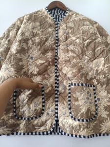 Veste en coton matelassée faite à la main : Manteau réversible bohème à motifs floraux - Product Image 5