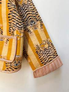 Blouson bomber matelassé réversible à imprimé tigre, éco-responsable, avec boutons vintage, manches courtes, prêt pour l'hiver - Product Image 3