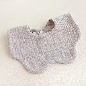 Babero minimalista de algodón gris para bebé con botones a presión para alimentación de bebés, toalla para la saliva - Product Image 1