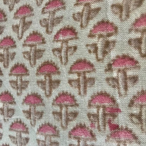 Tela de algodón estampada a mano – Patrón geométrico Buti |   Textil Indio Contemporáneo en Tonos Marrón y Rosa - Product Image 3