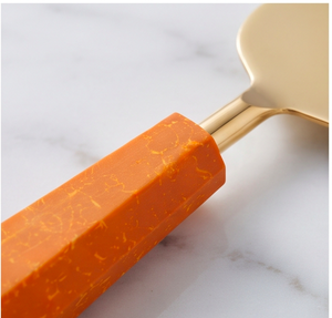 Juego de 3 cuchillos para queso con hoja de acero inoxidable dorado y mango de resina naranja marmoleada, perfecto para uso doméstico. - Product Image 2