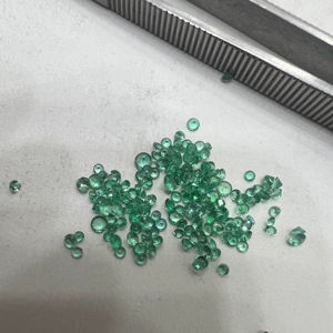 Piedra Suelta de Esmeralda Verde Natural de Alta Calidad, Corte Oval y Brillante, 1.1-2.50mm por Quilate, Tratada con Calor, Venta al Por Mayor - Product Image 1