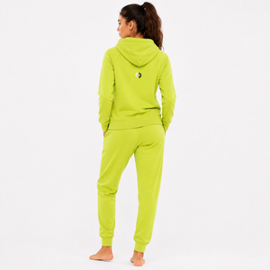 Survêtement pour femme conçu avec un tissu doux et une coupe décontractée offrant un confort durable pour les entraînements, la course à pied, les sports et le quotidien. - Product Image 3