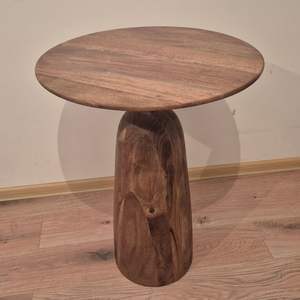 Table d'appoint en bois raffinée, conçue pour les intérieurs sophistiqués, avec une beauté naturelle du bois - Product Image 5