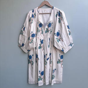 Mini-tunique formelle en coton écologique, imprimée à la main avec motifs floraux, col en V, manches 3/4, ourlet à volants en dentelle, lavable, naturelle - Product Image 1