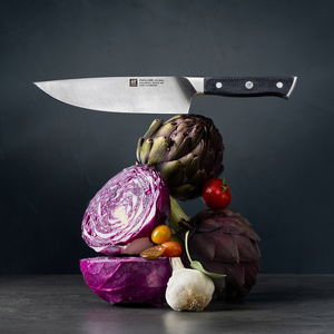 Couteaux Santoku à manche texturé noir avec lame argentée à fossettes et embout argenté pour couper les fruits, hacher les légumes et trancher en dés - Product Image 6