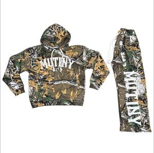 Conjunto deportivo con estampado de jungla hecho en French Terry para hombre, con efecto desgastado y pedrería, de algodón grueso y pesado. - Product Image 1