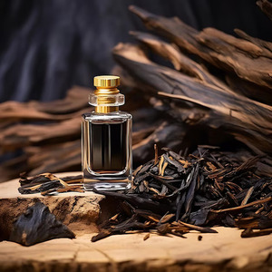 Pure Indian Agarwood Oud Oil 30ml y 50ml Aceite de Agarwood de la mejor calidad para el cuidado de la piel Fabricante y exportador a granel - Product Image 1