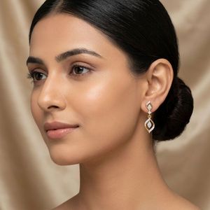 ต่างหูระย้ารูปใบไม้คู่ประดับเพชรเลี้ยงในห้องปฏิบัติการสีเหลืองทอง - Product Image 5