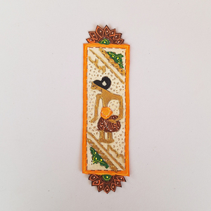 Aimant de réfrigérateur artisanal en cuir Wayang Kulit d'Indonésie avec cadre orange, souvenir culturel traditionnel, décoration pour la maison - Product Image 1