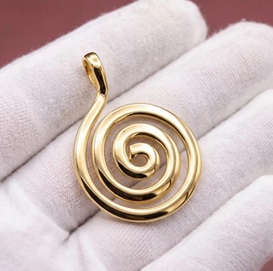 Colgante Espiral de Plata de Ley 925 con Baño de Oro Vermeil, Diseño Minimalista, Joyería Personalizada - Product Image 4