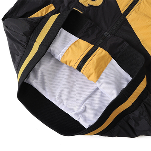 เสื้อแจ็คเก็ตบอมเบอร์แบบซิปเต็มตัว สีดำ-เหลือง รุ่นอัลฟ่า น้ำหนักเบา สไตล์วาร์ซิตี้ กันลม พิมพ์ลาย ไซส์พลัส คอตั้ง แขนเสื้อแบบริบ - Product Image 4