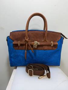 Sac fourre-tout RABADA pour femme en cuir de vachette bleu à poils, avec garniture en cuir véritable marron, bandoulière amovible, durable, idéal pour les mariages - Product Image 1
