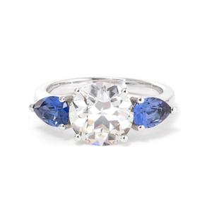 Bague de luxe pour femme en diamant de laboratoire taille ancienne européenne de 2,5 carats certifié IGI et saphir bleu trois pierres, vente en gros - Product Image 2