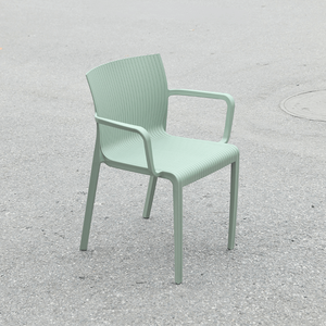 Chaise en plastique moulé ondulé vert avec accoudoirs - Une chaise de jardin élégante et colorée - Product Image 1