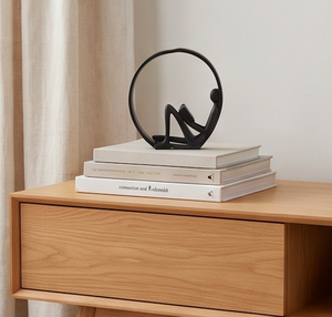Sculpture abstraite moderne en résine noire, figurine lisant un livre, décoration artistique circulaire pour table de salon - Product Image 5