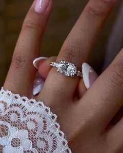 Bague de fiançailles personnalisée en or massif 14K 18K avec diamant de laboratoire ovale taille East West de 2 carats, tige droite, sertie à griffes 2,50 mm, vente en gros - Product Image 6