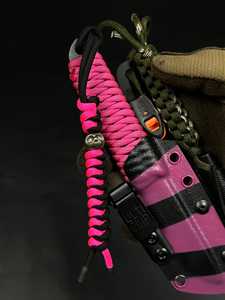 Couteau de camping rose en acier inoxydable, lame droite à pointe clip, manche en paracorde rose - Product Image 3