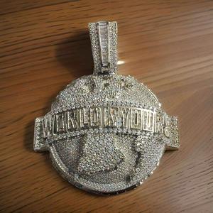 จี้ฮิปฮอปผู้ชายแบบกำหนดเอง WORLD IS YOURS ชุบโรเดียม ประดับเพชรโมอิสซาไนต์ทรงเหลี่ยมเจียระไน 925 เงินสเตอร์ลิง เครื่องประดับชั้นดี - Product Image 2