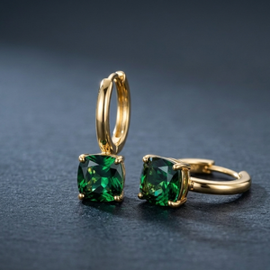 Pendientes de Aro Pequeños Minimalistas con Hidrodiamantes Verdes, Corte Cojín de 10mm, Plata de Ley 925, Chapados en Oro de 18K, Elegantes Pendientes Huggie - Product Image 2