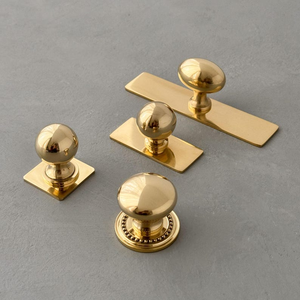 Bouton de meuble en laiton doré poli avec plaque décorative, poignée de tiroir de commode, quincaillerie vintage pour porte de placard - Product Image 1