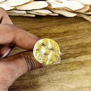 Anillos de Latón de Último Diseño, Estilo Bohemio, Texturizados, con Disco, Unisex, Chapados en Oro de 18k, Anillo Circular Martillado, Bisel de Alta Calidad - Product Image 3
