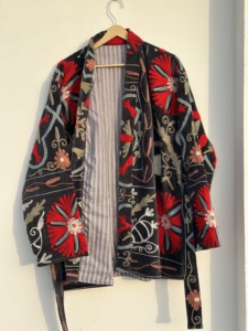 Chaqueta de terciopelo hecha a mano para mujer |   Elegante Abrigo Abierto para Mujer |   Chaqueta bomber bordada para mujer |   Chaqueta Floral Suzani - Product Image 3