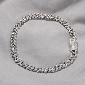 Pulsera de Eslabones Cubanos Geométricos de Latón con Acabado Plateado, Zirconia de Seis Milímetros, Cadena de Muñeca Personalizada, Accesorio de Moda Contemporáneo - Product Image 4