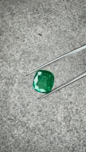 Émeraude naturelle certifiée GIA de 3,90 carats, provenant de la mine de Zambie, de forme coussin, vert vif, pierre précieuse en vrac pour bijoux de luxe sur mesure - Product Image 2