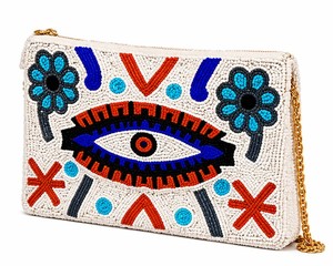 Cette pochette perlée à l'œil porte-bonheur, fabriquée à la main, est bien plus qu'un simple sac – c'est une déclaration de style, d'énergie et d'individualité. Conçu - Product Image 4