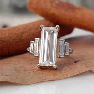 Anillo de Promesa de Tres Piedras con Moissanita de 2CT, Corte Baguette, Plata 925 Original, Estilo Moderno, Brillante, Regalo de Joyería para Enamorados - Product Image 1