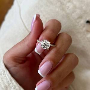 Bague en diamant de laboratoire rond brillant de 2 carats, bague de fiançailles avec halo caché de 2 carats, or 14 carats, certifiée IGI - Product Image 2